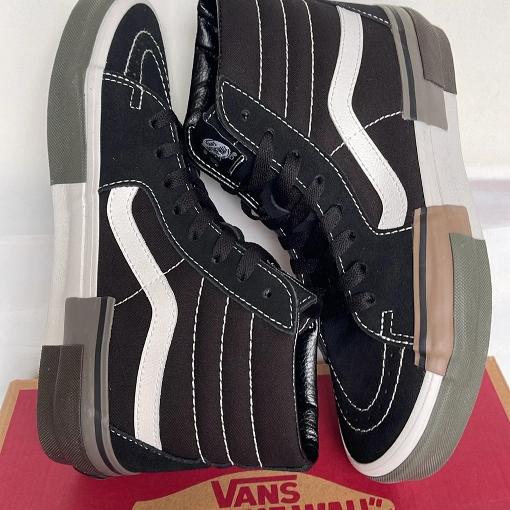 Vans WMNS Sk8-Hi Rearrange Utility Block Black
VN000CRMBLK
Sneakers - Picture 6 of 16
